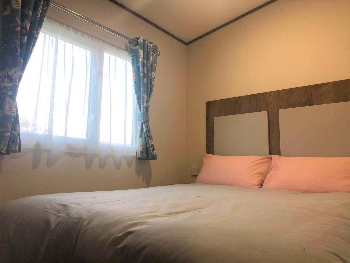 Larch Superior Holiday Home แชเปิลเซนต์เลนเนิร์ดส์ ภายนอก รูปภาพ