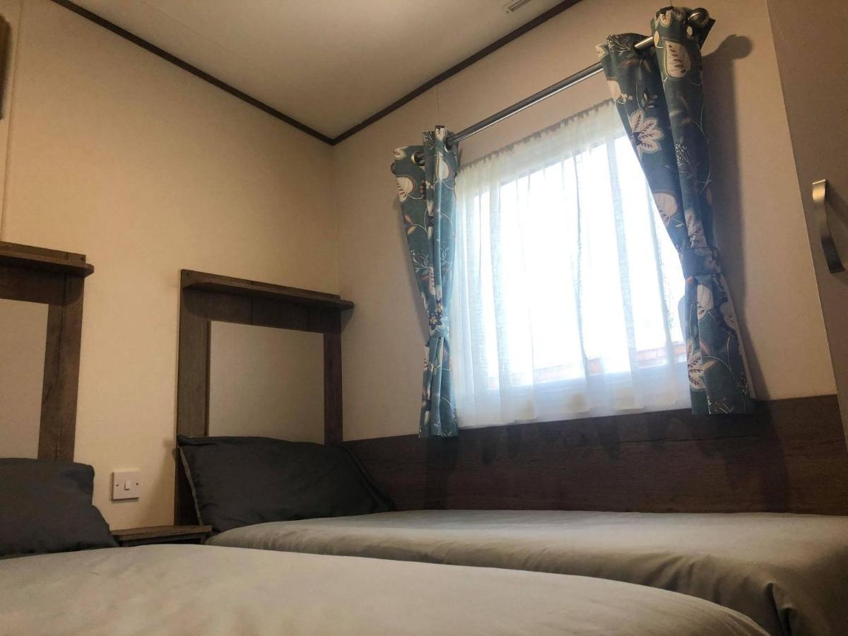 Larch Superior Holiday Home แชเปิลเซนต์เลนเนิร์ดส์ ภายนอก รูปภาพ