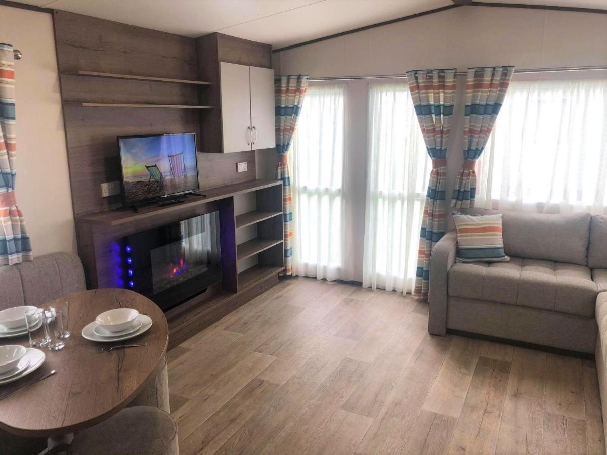 Larch Superior Holiday Home แชเปิลเซนต์เลนเนิร์ดส์ ภายนอก รูปภาพ